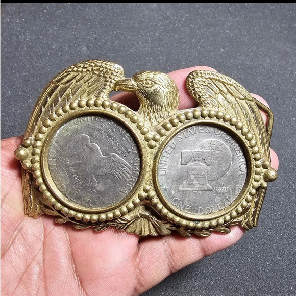 VINTAGE 1980 BARON BUCKLE SOLID BRASS EAGLE WITH 2 EISENHOWER SILVER DOLLARS - Picture 1 of 9